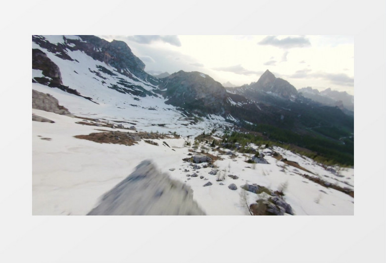 航拍高山下的雪地实拍视频素材