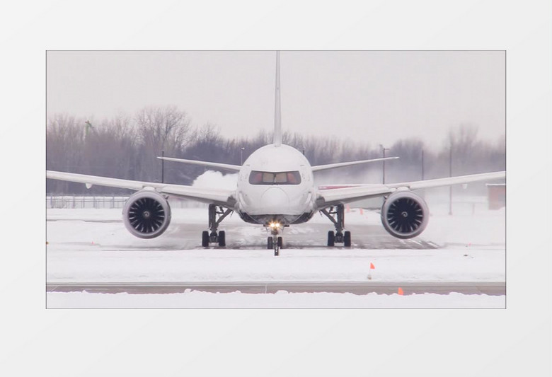 雪地滑行的飞机实拍视频素材
