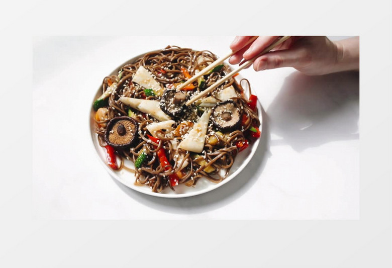 筷子夹起面中的香菇实拍视频素材