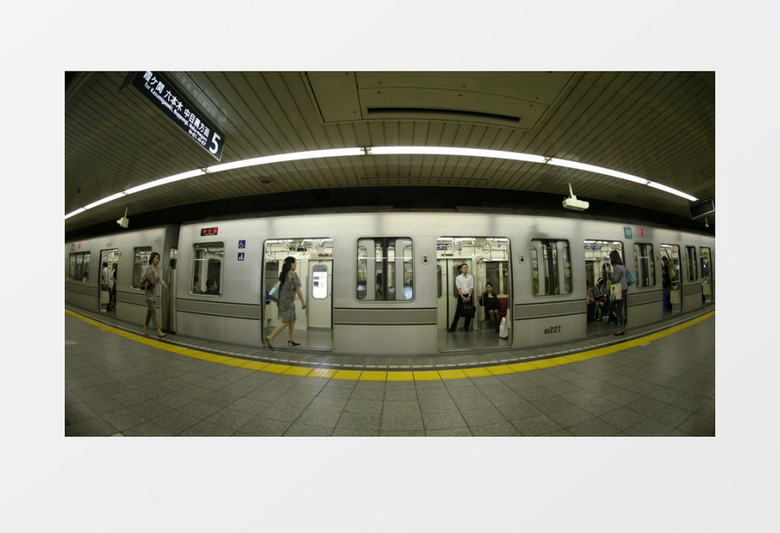 地铁到站乘客上下车人流实拍素材