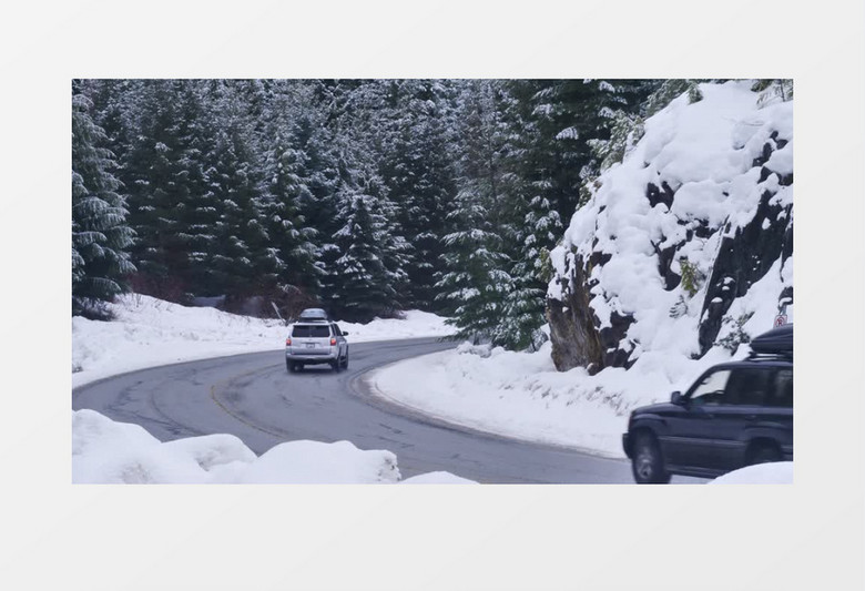 汽车行驶在雪天的路况中实拍视频