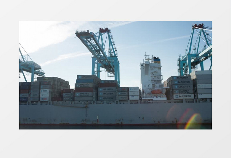 集装箱船在港口装卸实拍视频