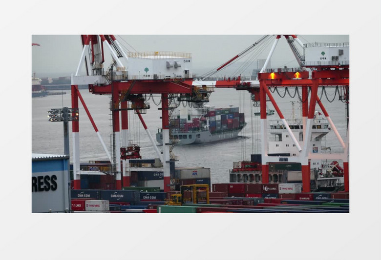 航拍物流港口集装箱码头运货境况视频实拍