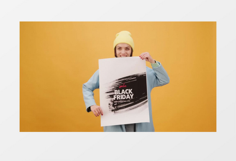 美女带着黄色的帽子举着黑色星期五打折促销的牌子实拍视频素材