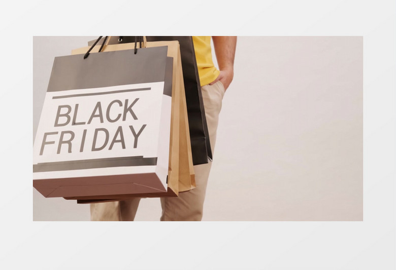 男人提着黑色星期五纸购物袋展示实拍视频素材