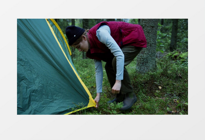 女孩在山林里搭建帐篷实拍视频素材