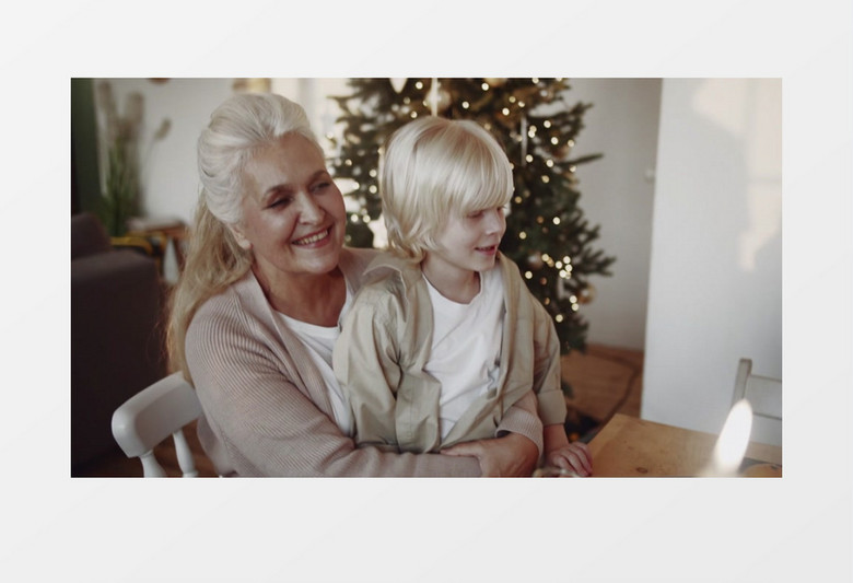 奶奶抱着孙子一家人开心聚餐实拍视频素材