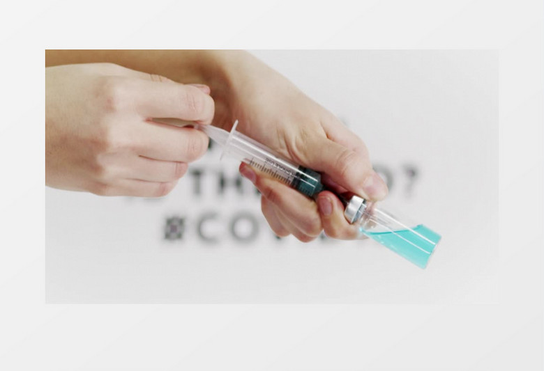 注射器抽取药瓶中蓝色的药水实拍视频素材