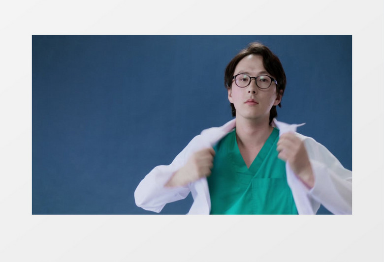戴眼镜的医生穿上白大褂实拍视频素材