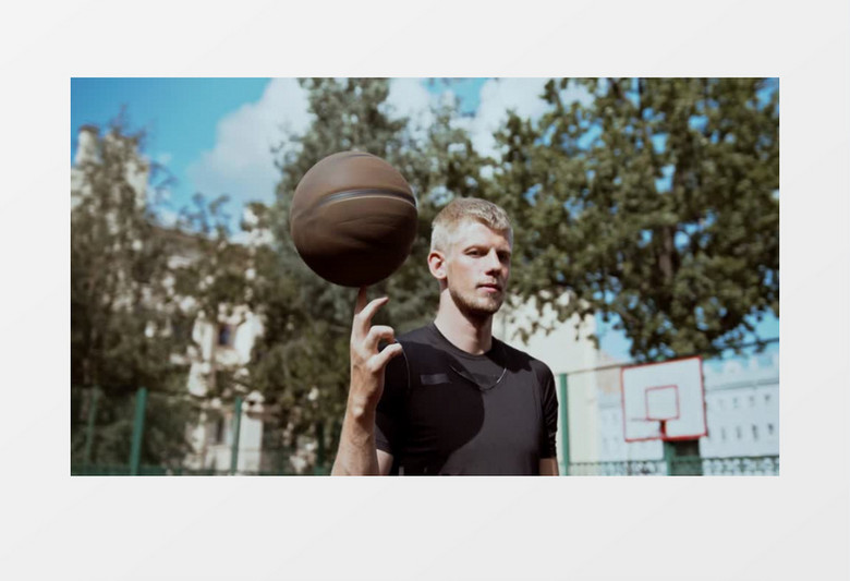 环绕拍摄一个男子用指尖在旋转篮球实拍视频