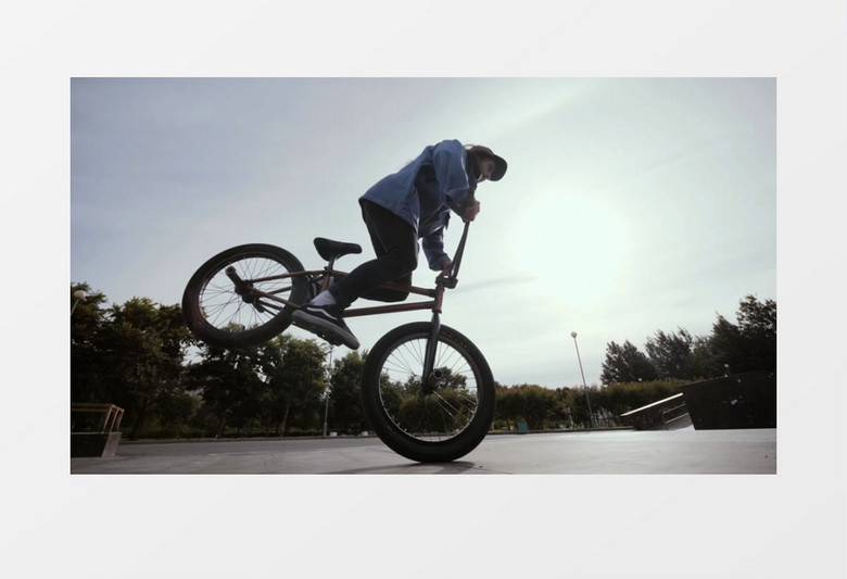 一个人骑极限自行车从画面中经过实拍视频