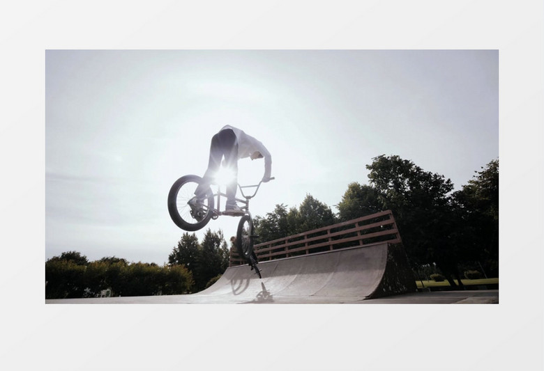 极限运动爱好者骑自行车在空中旋转实拍视频