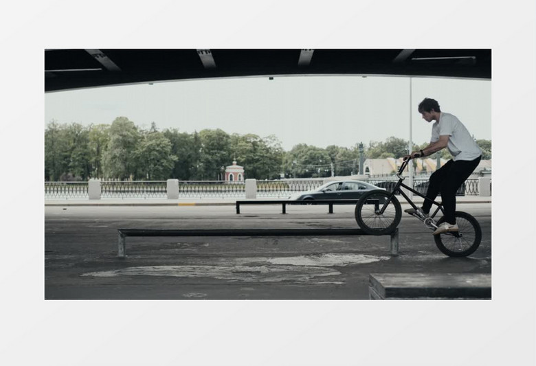一个人骑自行车过单杠实拍视频