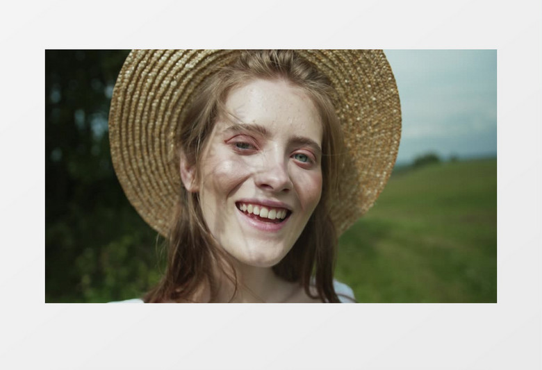 美女戴着草帽在阳光下微笑实拍视频素材