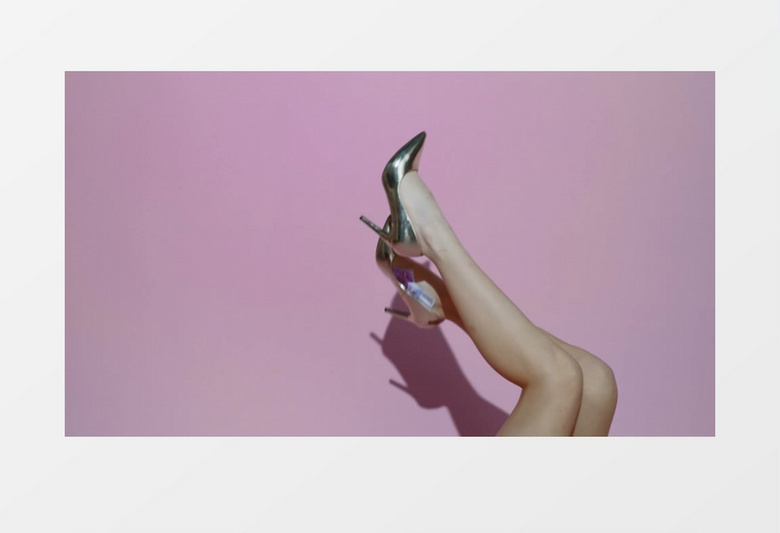 模特晃动双腿展示穿着的银色高跟鞋实拍视频素材