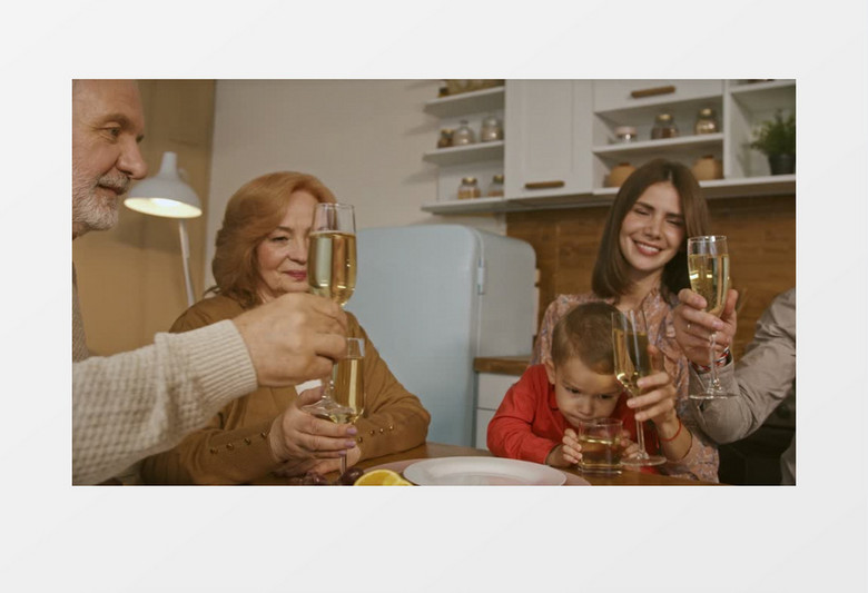 一家人在餐桌上举起手中的香槟干杯实拍视频素材