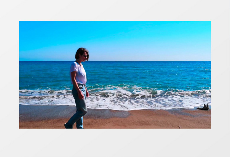 实拍女人走在翻涌着海浪的海边实拍视频素材