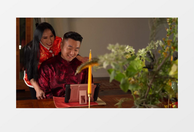 夫妻两人在桌前给友人视频实拍视频素材