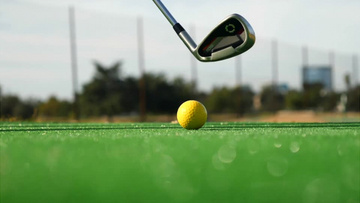 高尔夫球杆挥起把黄色的高尔夫球打远实拍视频素材