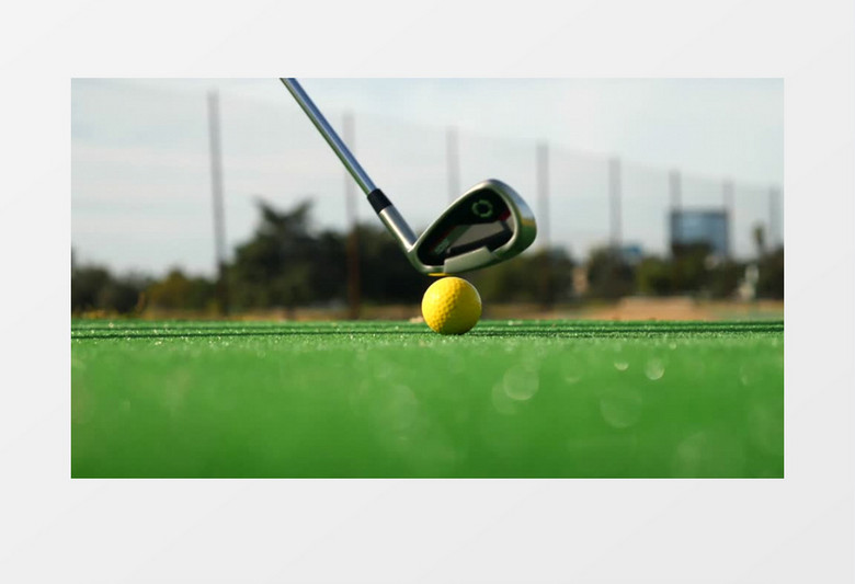 高尔夫球杆挥起把黄色的高尔夫球打远实拍视频素材