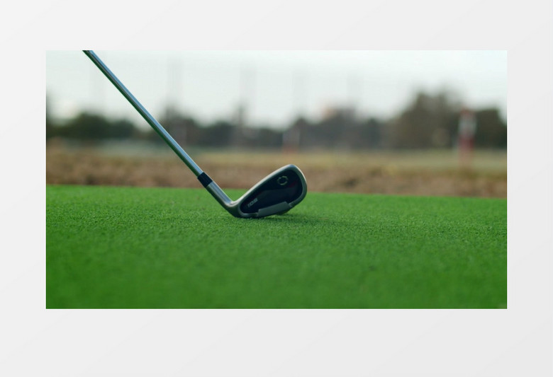 高尔夫球杆把高尔夫球击打出去实拍视频素材