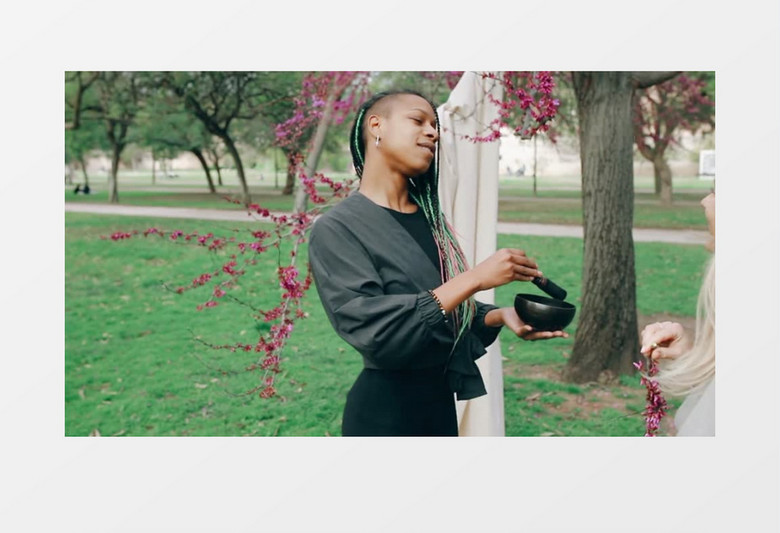 两个女人在草地上唱歌跳舞实拍视频素材