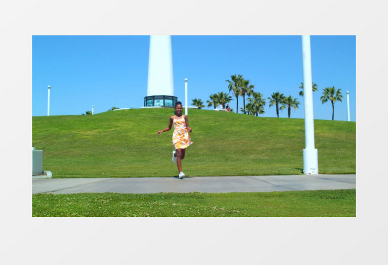 小女孩在灯塔方向奔跑而来实拍视频素材