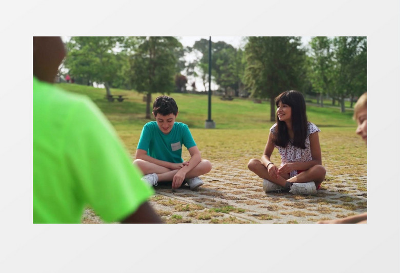 同学们在公园开心的交谈实拍视频素材