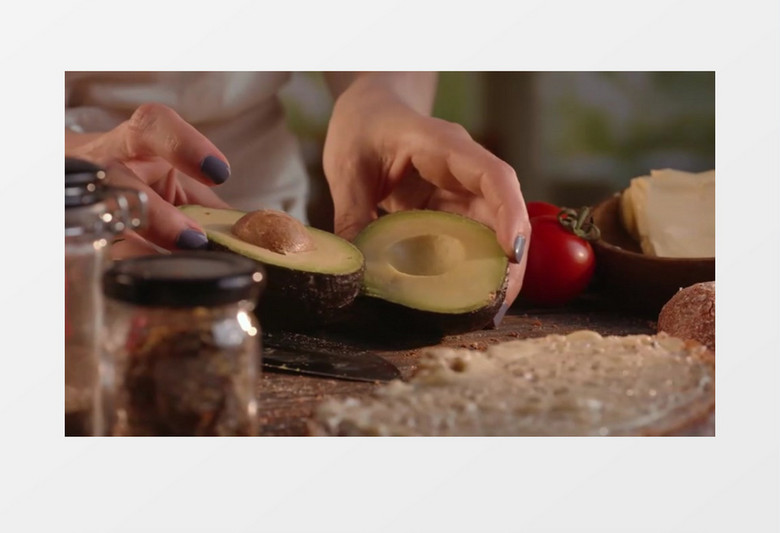 厨师在切牛油果实拍视频素材