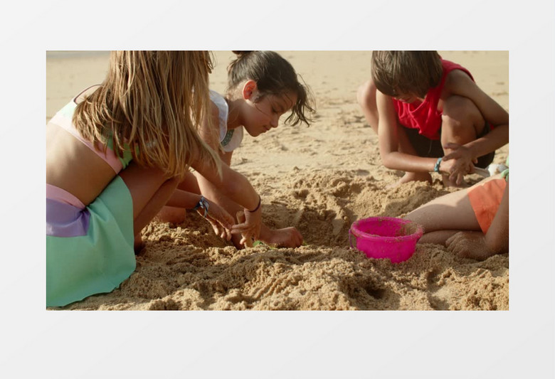 四个小朋友在沙滩上挖坑实拍视频素材