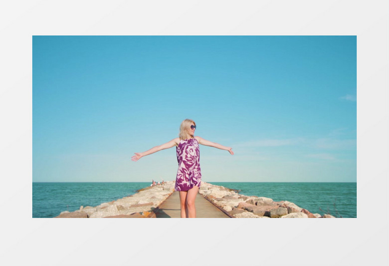 女人站在海边吹风摆pose实拍视频素材