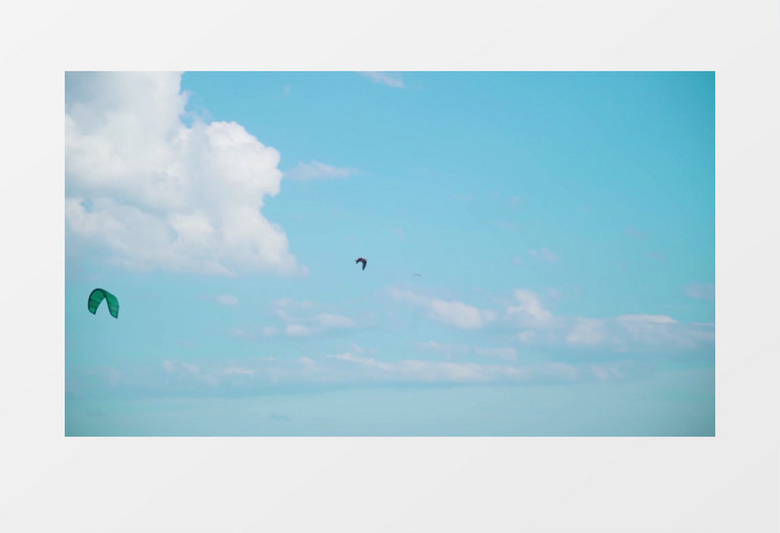 一只鹰在天空中自由的翱翔实拍视频素材