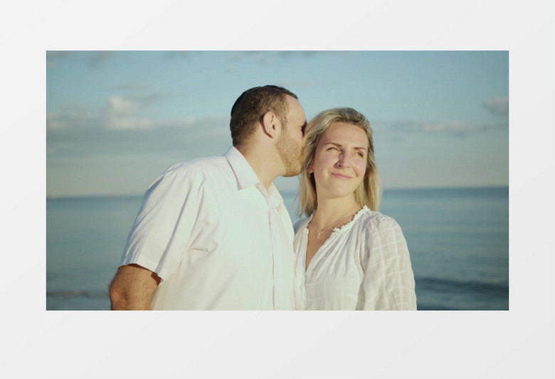 一对夫妻在海边亲密的耳语实拍视频素材