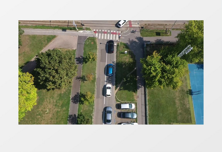 航拍蓝色汽车在道路上的行驶轨迹实拍视频素材