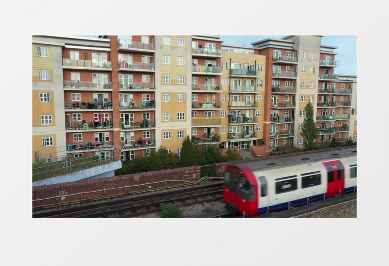 实拍火车快速行驶过高墙上的轨道实拍视频素材