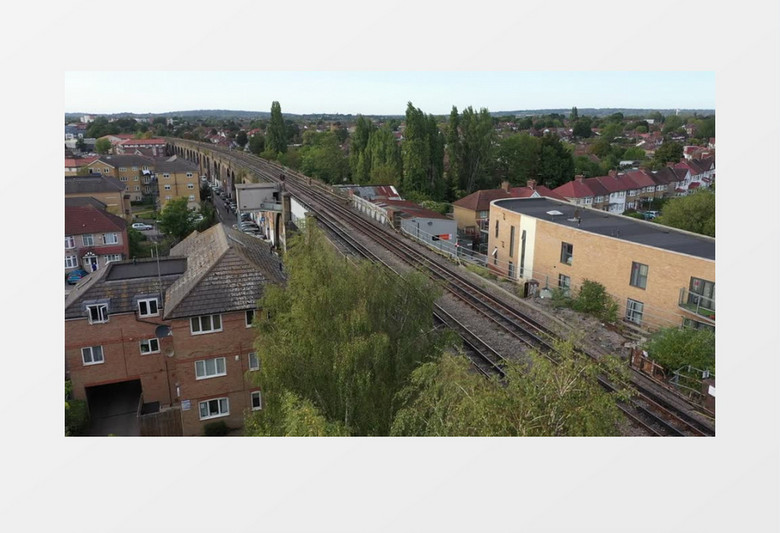 实拍建筑物中间的铁路轨道实拍视频素材