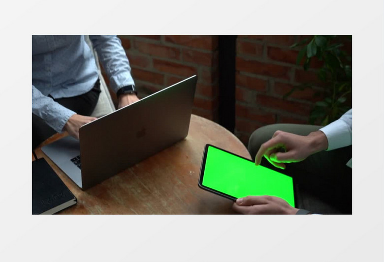商务办公人士使用绿幕手机