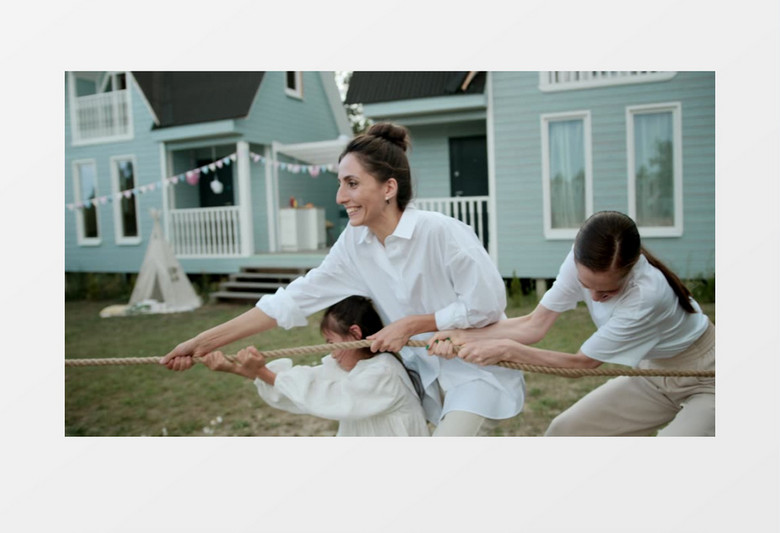 爸爸妈妈在陪孩子们拔河实拍视频素材