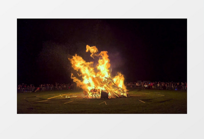 一群人围着栏杆看篝火燃烧实拍视频素材