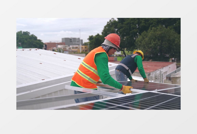 两个工人在合作安装太阳能电池板实拍视频素材