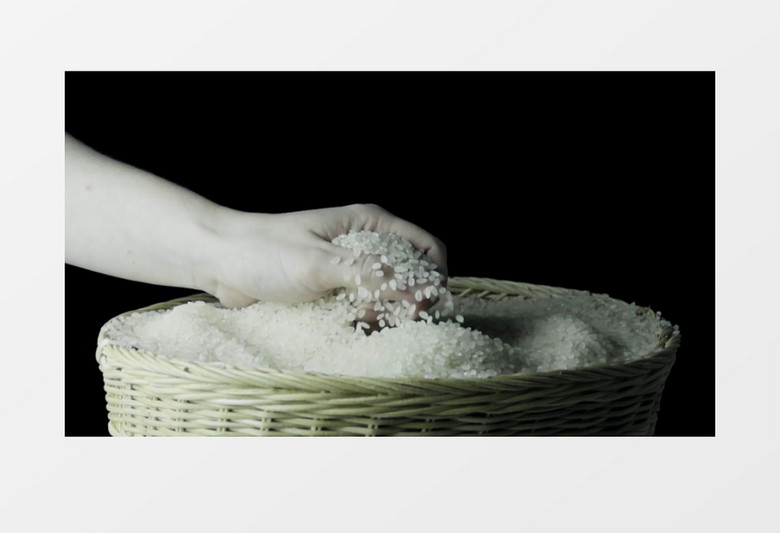 男人在米筐中抓起一把米实拍视频素材