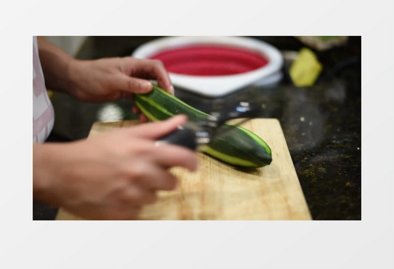 厨师在给黄瓜刮皮实拍视频素材