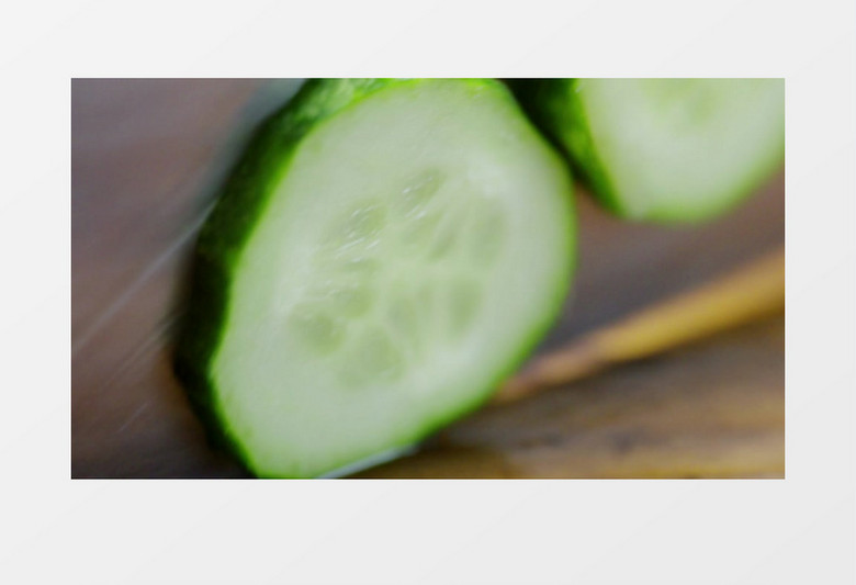 厨师在给黄瓜整齐的切片实拍视频素材