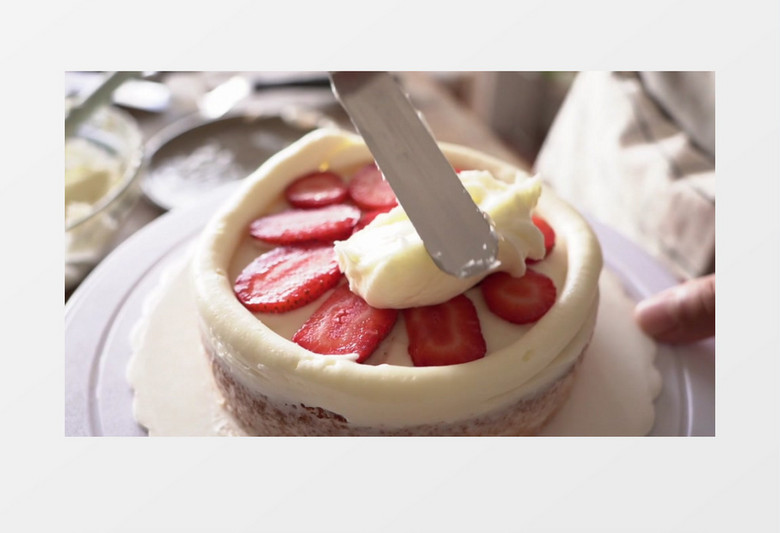 糕点师在给草莓蛋糕中抹奶油实拍视频素材