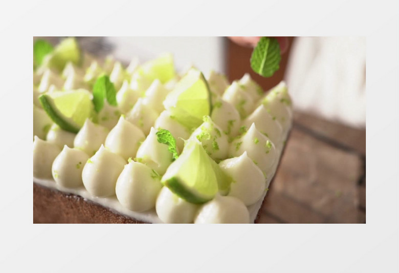 糕点师在给蛋糕做装饰点缀实拍视频素材