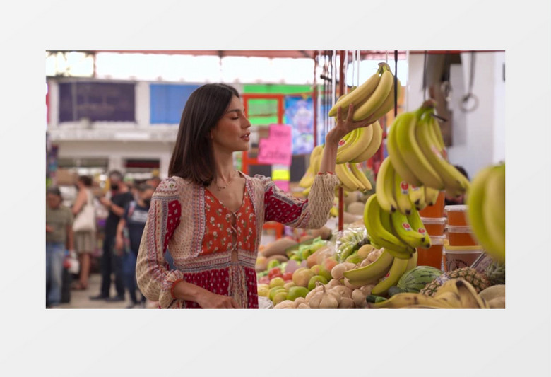 美女在水果摊前挑选香蕉实拍视频素材