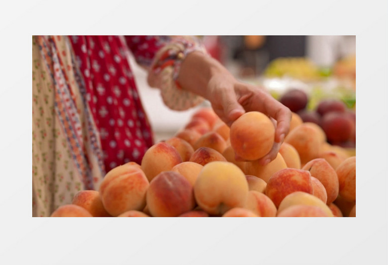 女人在水果摊前挑选桃子实拍视频素材
