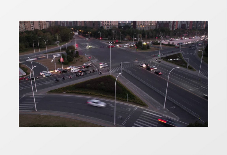 夜晚城市十字路口的车流景观实拍视频素材