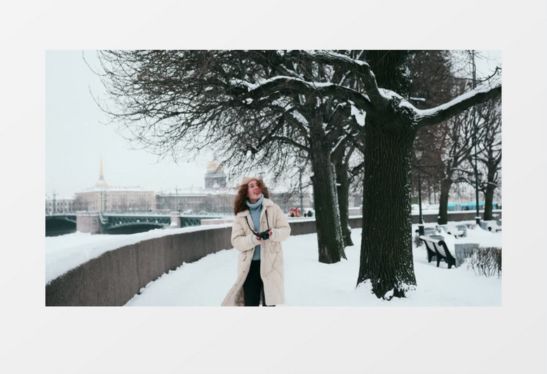 女人在雪中漫步实拍视频素材