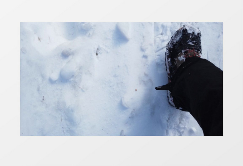 登山者走在雪地上实拍视频素材
